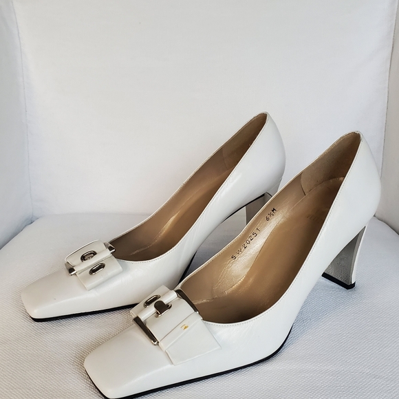 Stuart Weitzman oyster white leather square toe heels w/ buckle detail SZ 6 1/2 - Picture 2 of 9